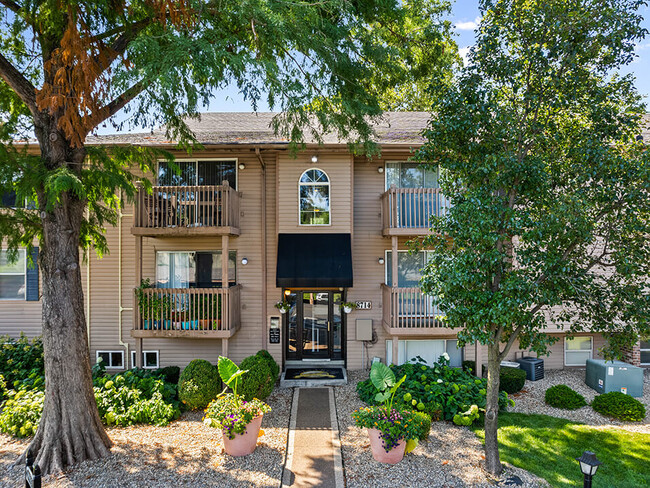 The Retreat at Mill Creek Apartments in Lenexa, KS - Foto de edificio - Building Photo