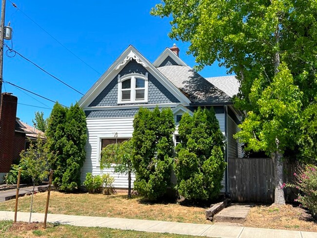 property at 1955 Chemeketa St NE