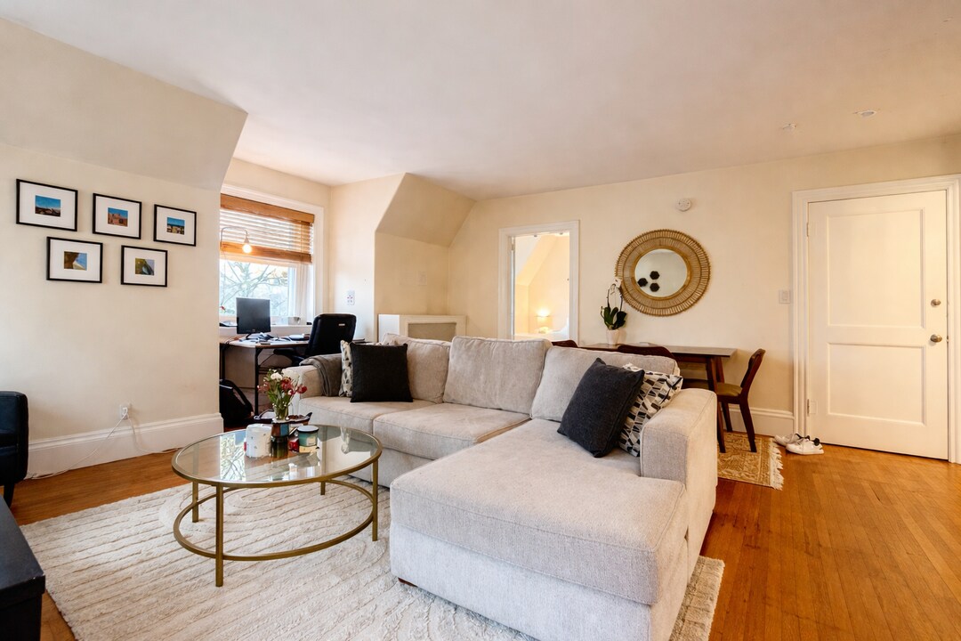 1748 Beacon St in Brookline, MA - Building Photo