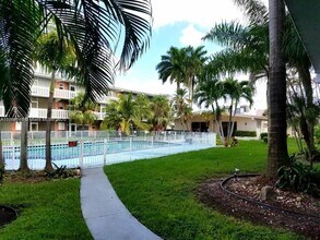 141 NE 10th Ave in Hallandale Beach, FL - Building Photo - Building Photo