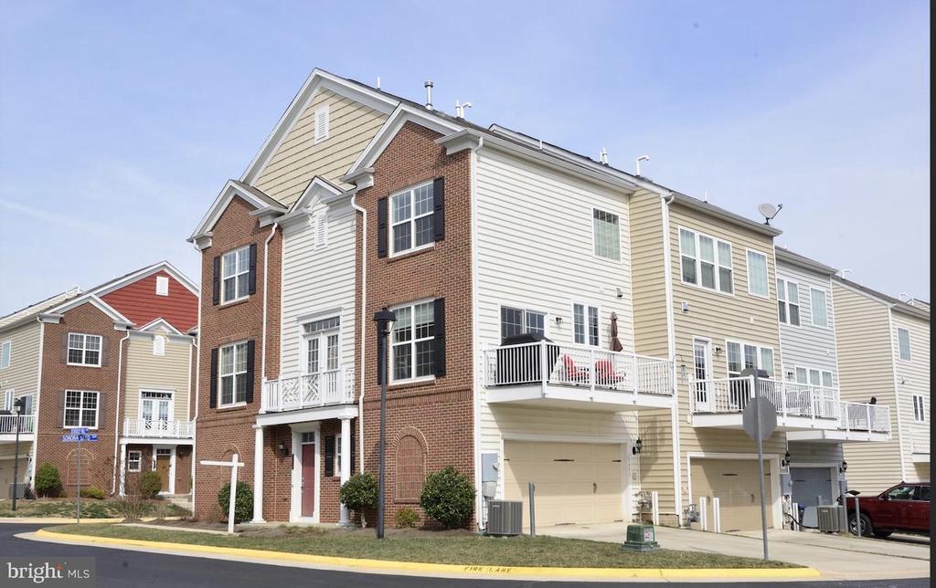 25496 Schooley Mill Terrace in Chantilly, VA - Building Photo