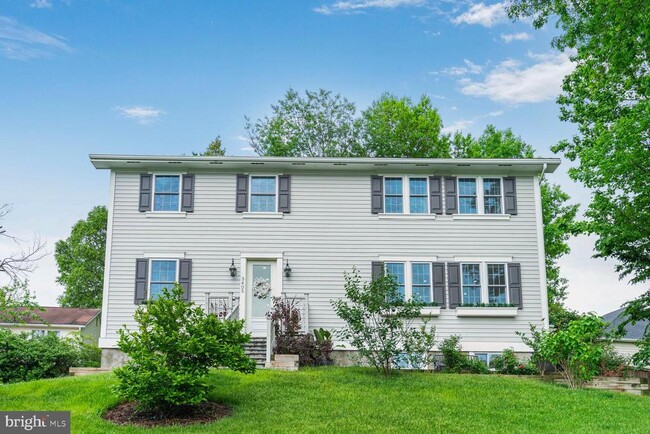 property at 3405 Putnam St