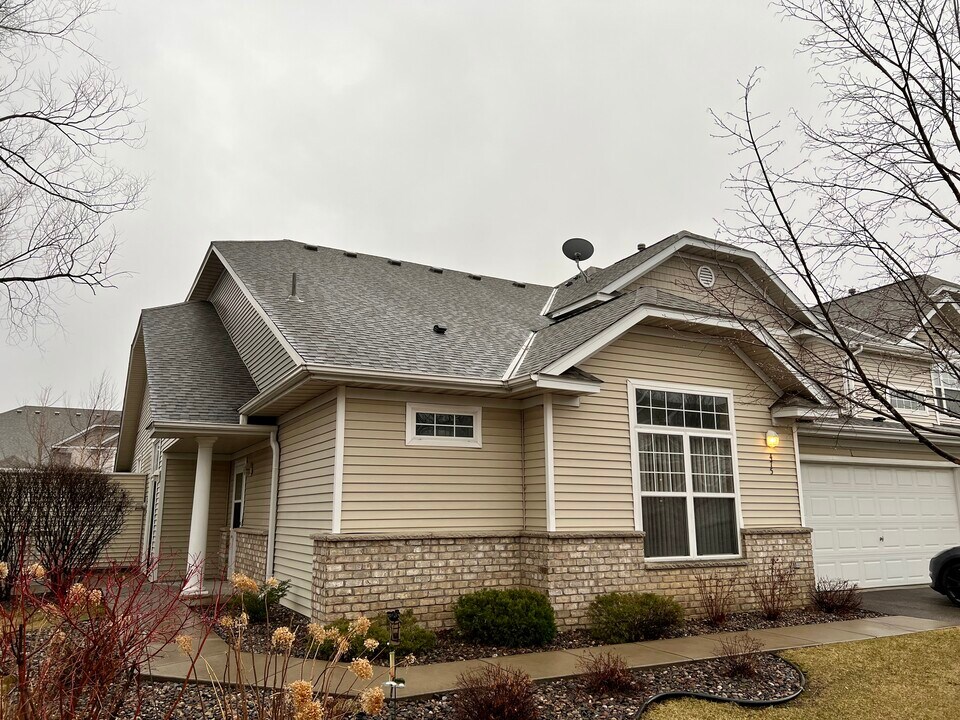 475 Hickory Ln N in Oakdale, MN - Foto de edificio