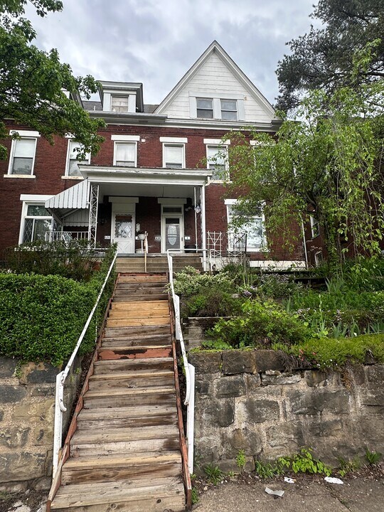 618 Airbrake Ave in Wilmerding, PA - Building Photo
