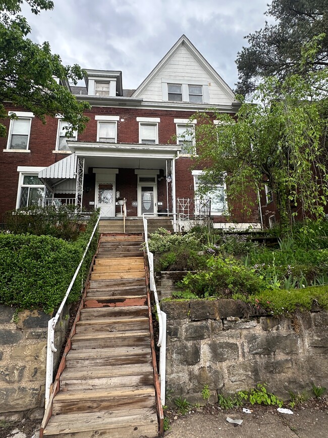 property at 618 Airbrake Ave