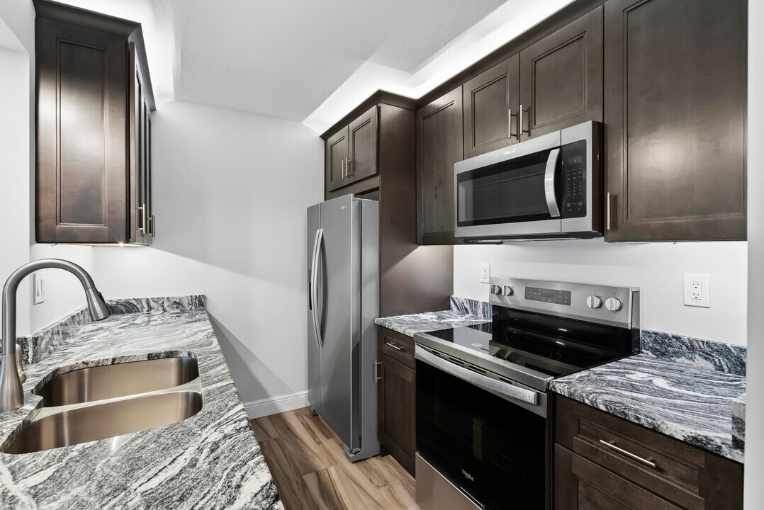 2518 SE Anchorage Cove in Port St. Lucie, FL - Building Photo