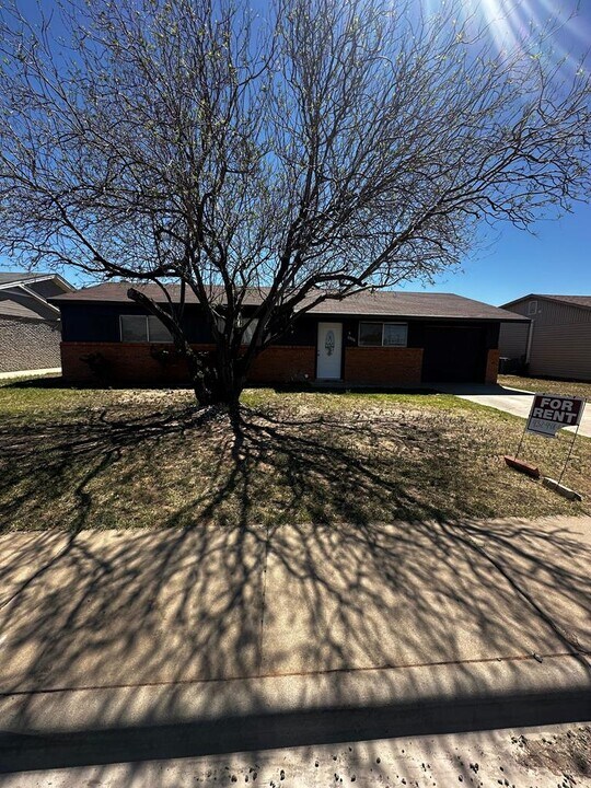 2206 Lyndale Dr in Odessa, TX - Building Photo