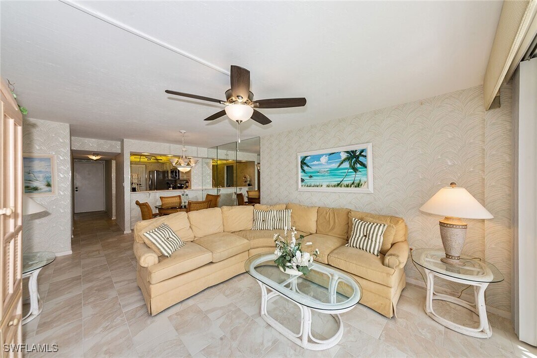 591 Seaview Ct in Marco Island, FL - Building Photo