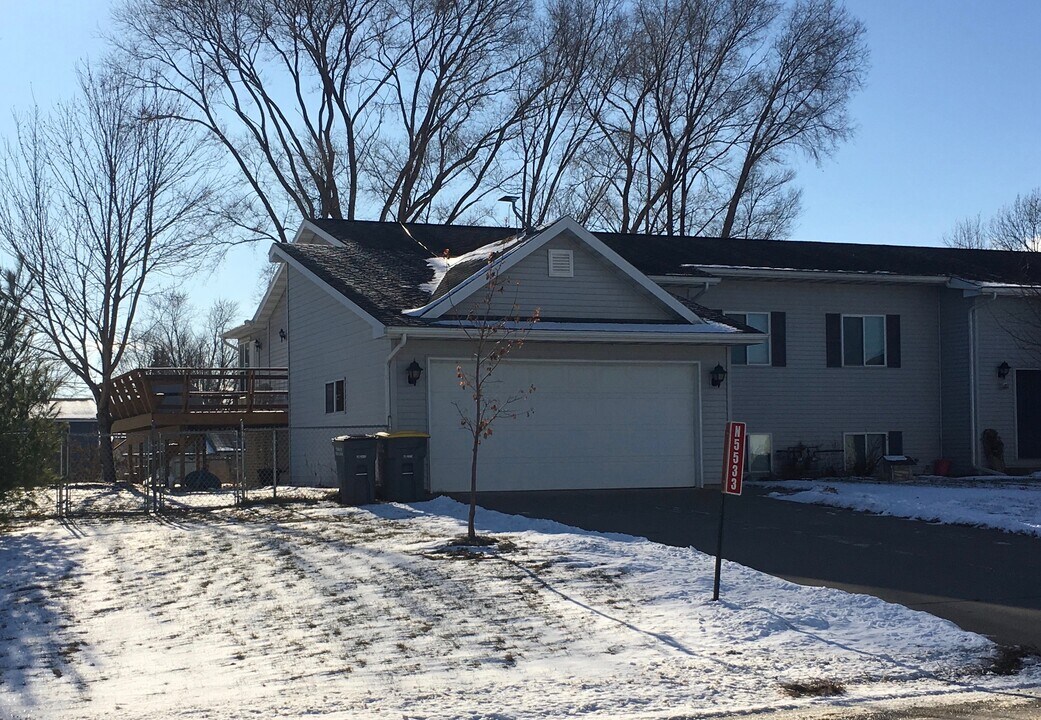 N5533 Penny Lane in Onalaska, WI - Foto de edificio