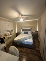 16 Venetian Promenade, Unit Back unit in Lindenhurst, NY - Building Photo