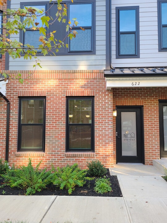 622 Sadie Cir in New Brunswick, NJ - Foto de edificio