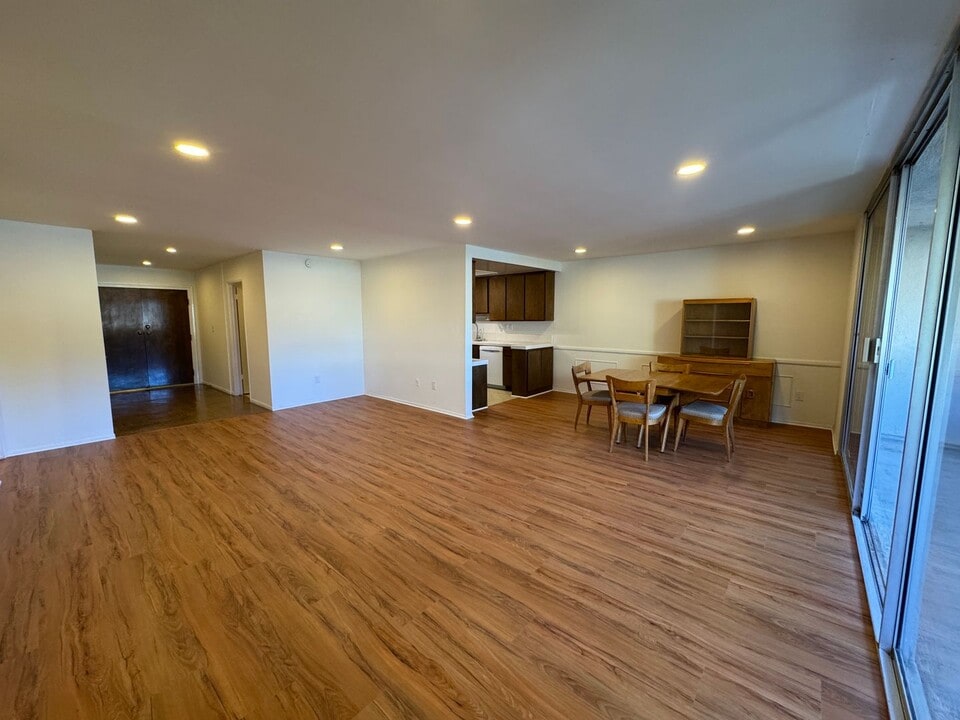 330 W California Blvd in Pasadena, CA - Building Photo