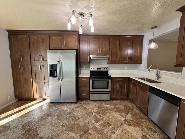 700 W Walnut Ave in Orange, CA - Building Photo - Building Photo