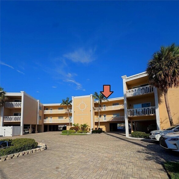 11605 3rd St E, Unit 306 in Treasure Island, FL - Building Photo