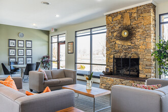 Wingfield Club in Olathe, KS - Foto de edificio - Interior Photo