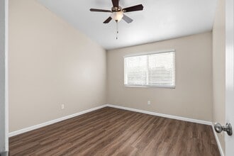 Menlo Pointe in Chico, CA - Building Photo - Building Photo