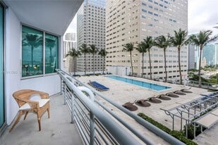 325 S Biscayne Blvd in Miami, FL - Building Photo