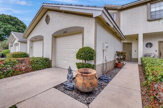 6306 Crescent Lake Way in Greenacres, FL - Foto de edificio - Building Photo