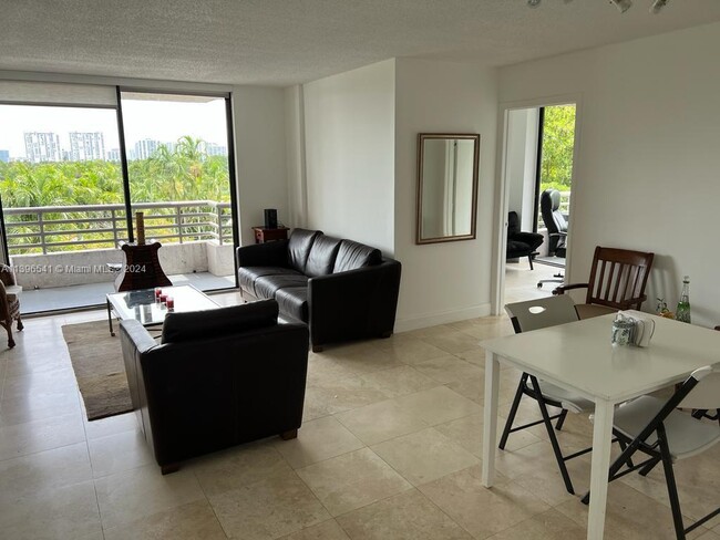 3300 NE 191st St, Unit 512 in Aventura, FL - Building Photo - Building Photo