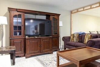 6034 Chesterbrook Rd in McLean, VA - Foto de edificio - Building Photo