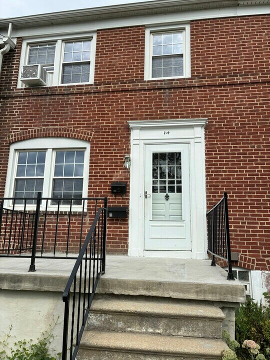114 Westowne Rd in Baltimore, MD - Building Photo