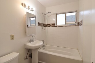 241 Chester Way in Oxnard, CA - Building Photo - Building Photo