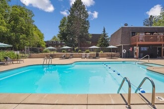 Lantern Square Apartments in Waterloo, IA - Foto de edificio - Building Photo