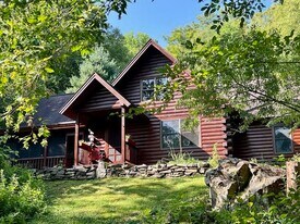 5451 River Rd in Arlington, VT - Building Photo