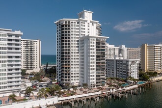 Fifty Six-Sixty in Miami, FL - Foto de edificio - Building Photo