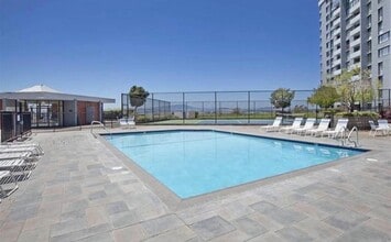 555 Pierce St, Unit 1042 in Albany, CA - Building Photo - Building Photo