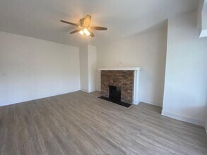 1055 W Columbia Ave, Unit 2 in Chicago, IL - Building Photo - Building Photo