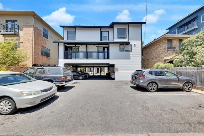 property at 911 W 22nd St