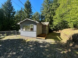 6474 Little Big Horn Rd in Maple Falls, WA - Building Photo