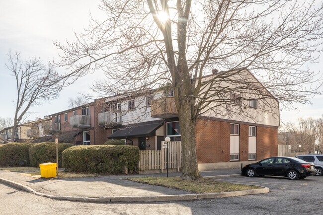 402 Montfort St in Ottawa, ON - Building Photo - Building Photo