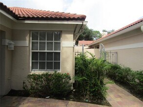 4026 Lyndhurst Ct in Sarasota, FL - Building Photo - Building Photo