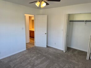 1704 E 5th St, Unit 1704 in Joplin, MO - Foto de edificio - Building Photo