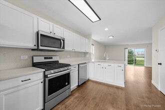 1737 W Chrysler Dr in Belvidere, IL - Building Photo - Building Photo