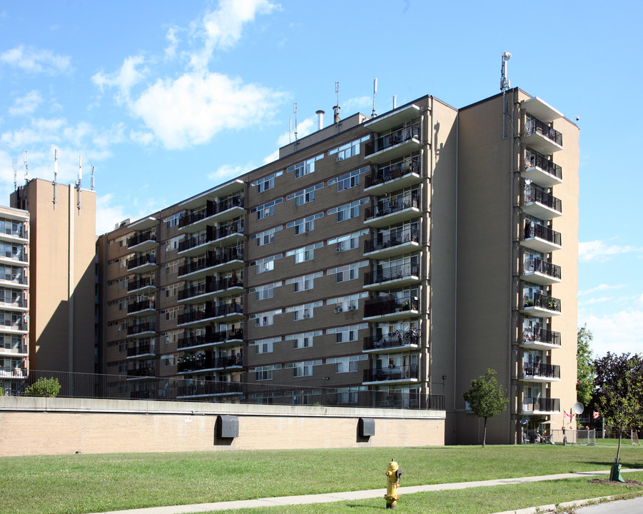 Tandridge Crescent II in Toronto, ON - Building Photo