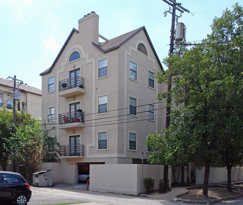 Merida Apartments in Austin, TX - Building Photo