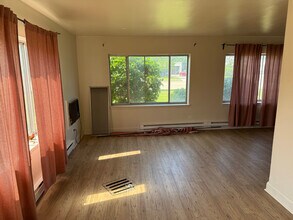 2555 E Ballard Rd in Des Plaines, IL - Foto de edificio - Building Photo