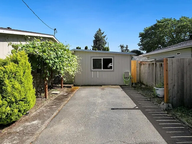 2270 Crescent Ave in Eugene, OR - Building Photo - Building Photo