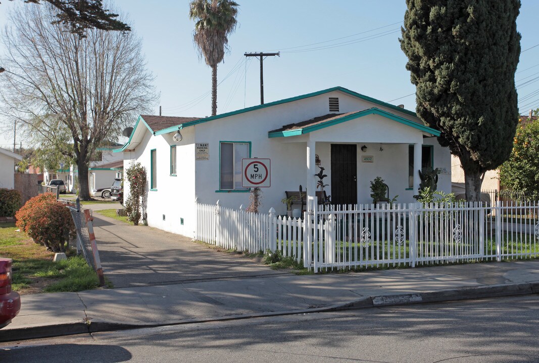 4932 Clara St in Bell, CA - Foto de edificio