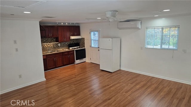 6179 Oak Crest Way in Los Angeles, CA - Building Photo - Building Photo