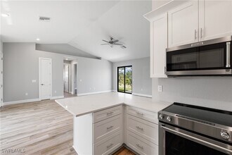 925 NE 11th Terrace in Cape Coral, FL - Foto de edificio - Building Photo