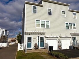 70-24 Sandy Dune Way in Queens, NY - Building Photo