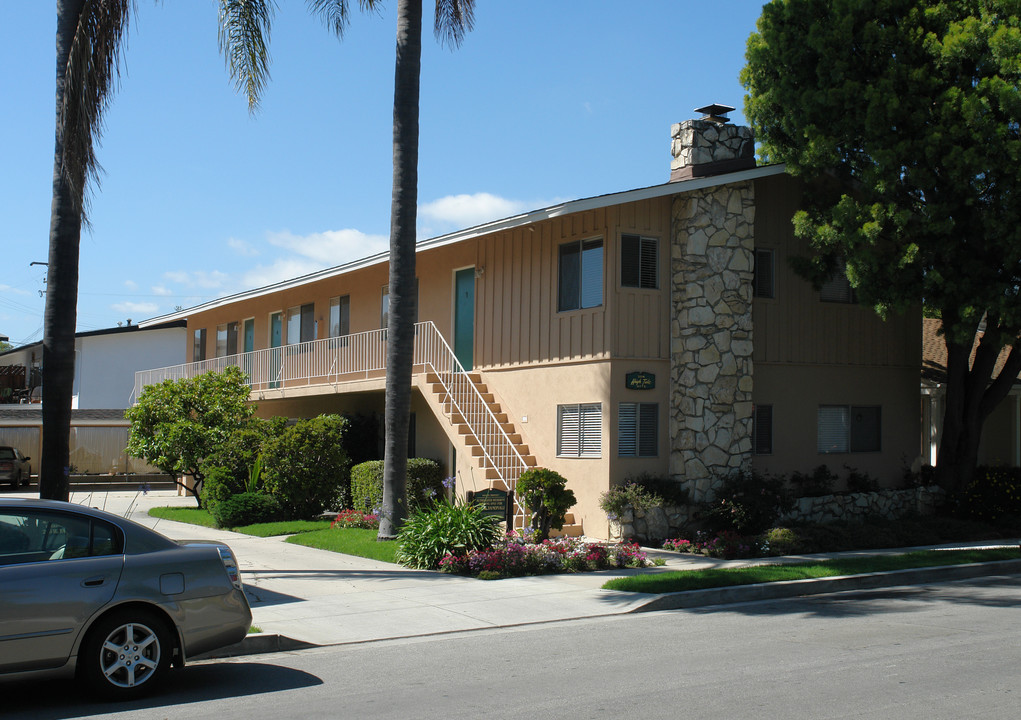 High Tide Apartments in Santa Barbara, CA - Building Photo