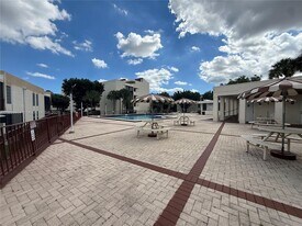 8860 Fontainebleau Blvd in Miami, FL - Building Photo