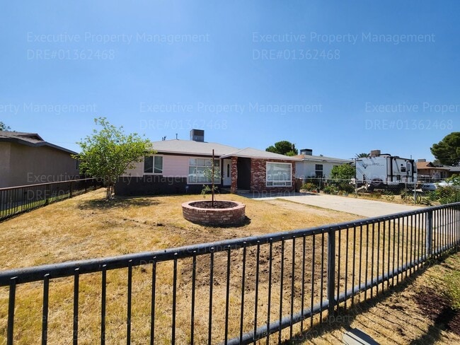 420 Larry St in Bakersfield, CA - Building Photo - Building Photo