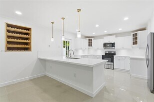 1400 E Hawthorne Cir in Hollywood, FL - Building Photo