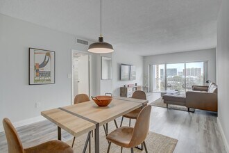 500 Bayview Dr in Sunny Isles Beach, FL - Building Photo - Building Photo